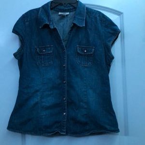 OldnavyAdorable jean blouse& cute pink buttons!